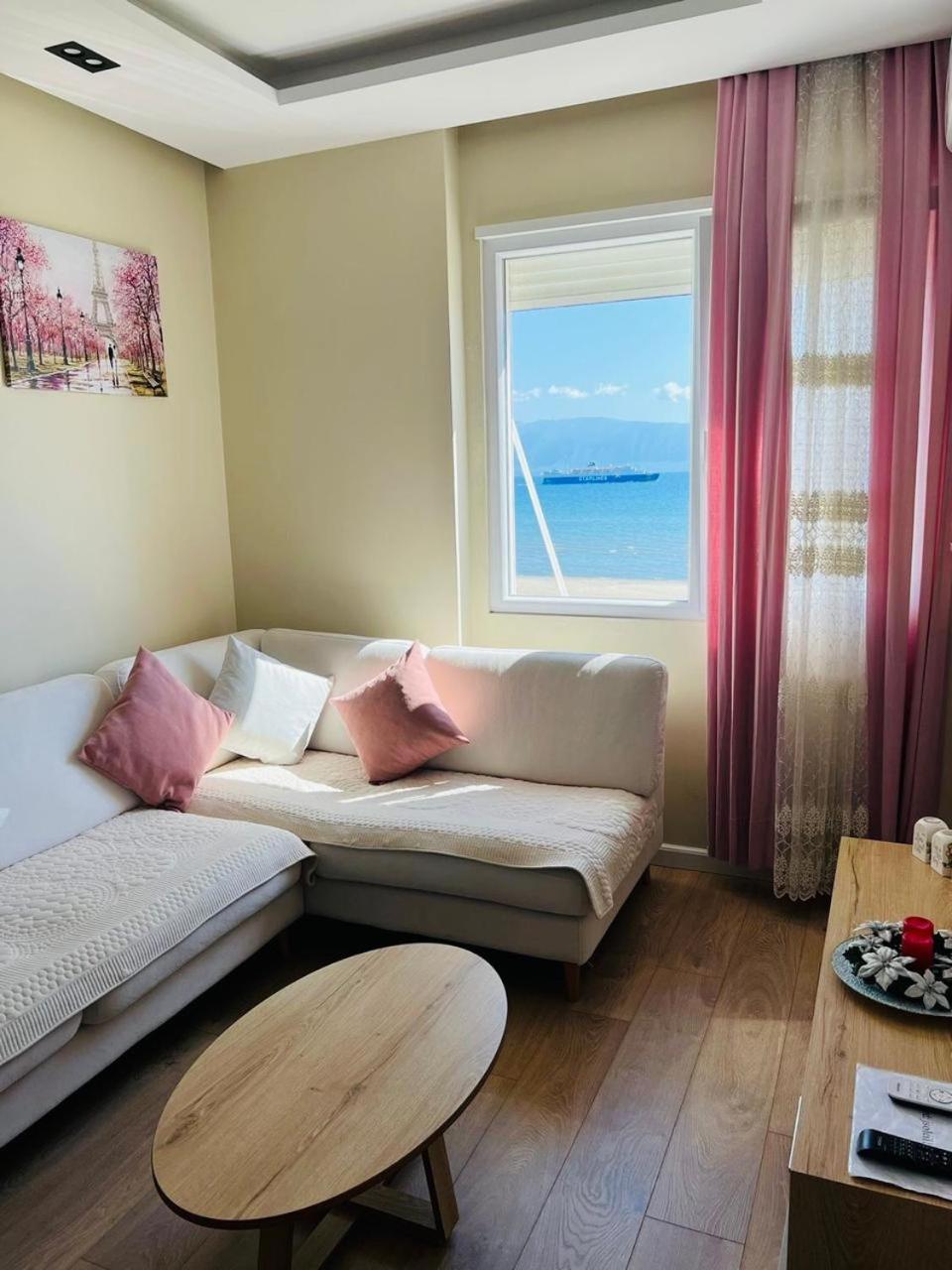 Soleil Apartment With Sunbed & Umbrella Vlorë Esterno foto